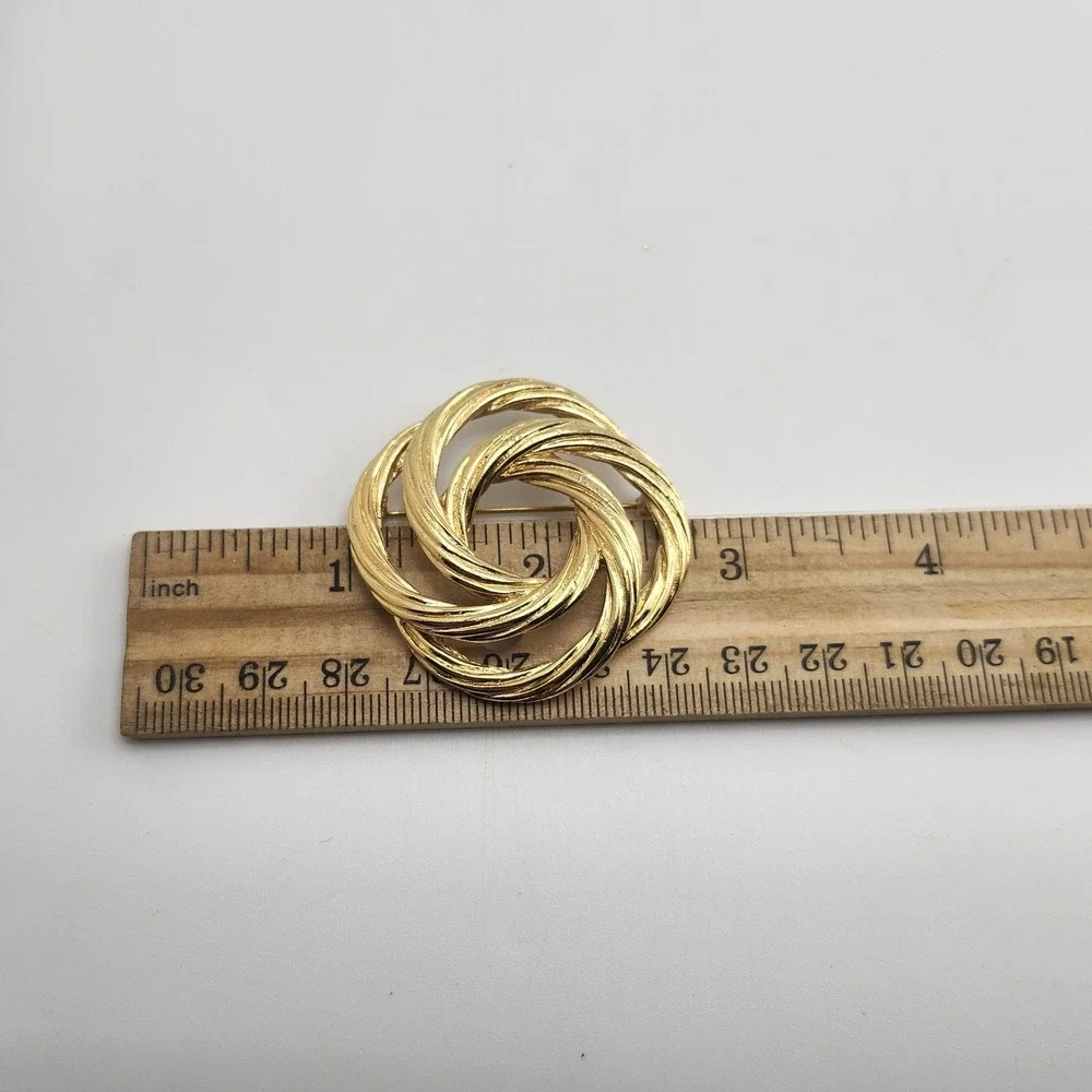Vintage Signed MONET‎ Gold tone Polished CELTIC KNOT Shape Pin Brooch